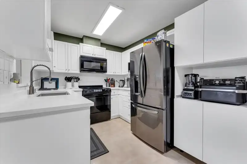 302 19835 64 AVENUE - photo 3 of 40