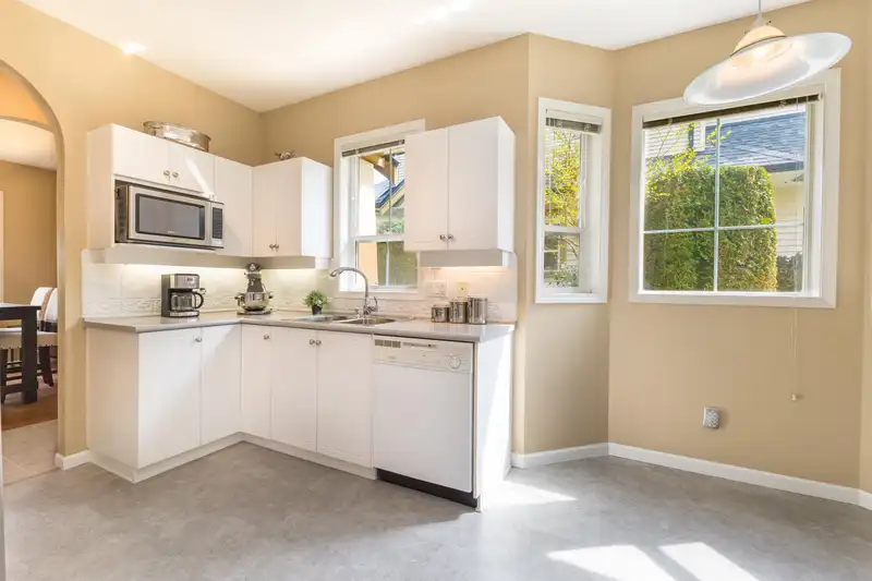 18 18707 65 AVENUE - photo 1 of 40