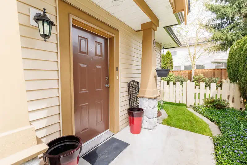 18 18707 65 AVENUE - photo 3 of 40