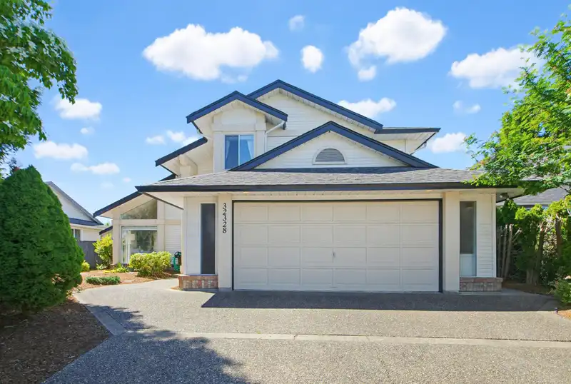 32328 SLOCAN DRIVE - photo 2 of 40