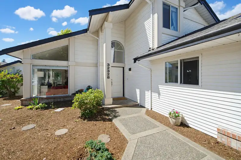 32328 SLOCAN DRIVE - photo 3 of 40