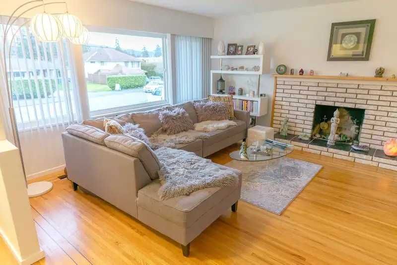 21776 MOUNTAINVIEW CRESCENT - photo 3 of 40