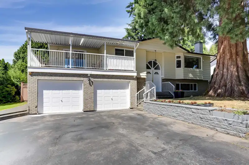 15135 86B AVENUE - photo 2 of 34