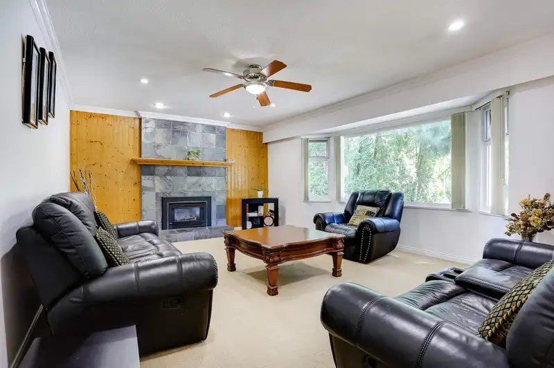 15135 86B AVENUE - photo 3 of 34