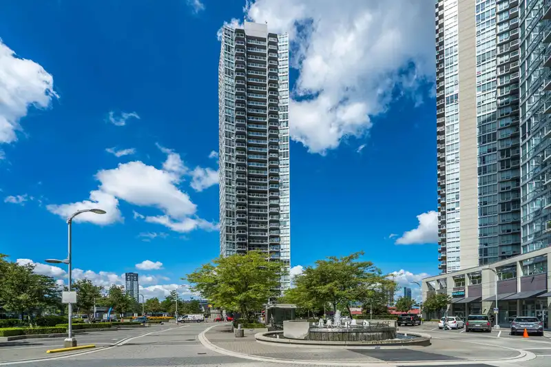 1102 13618 100 AVENUE - photo 1 of 33