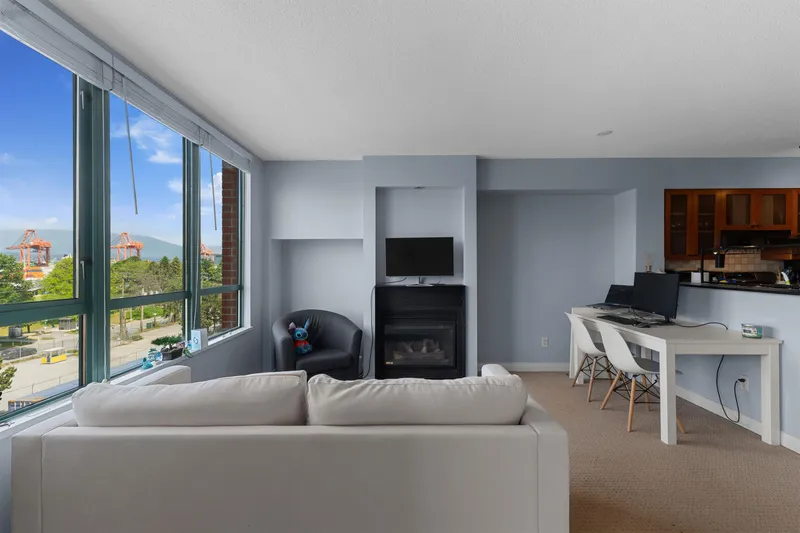 604 55 ALEXANDER STREET - photo 1 of 25