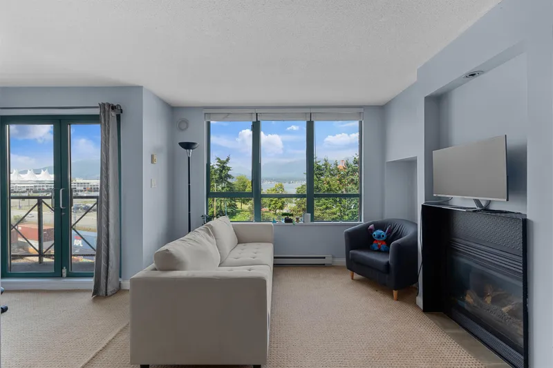 604 55 ALEXANDER STREET - photo 2 of 25