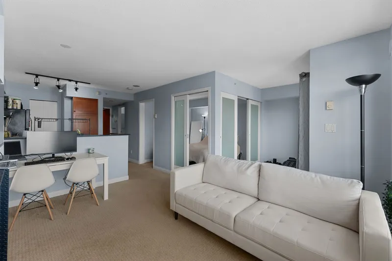 604 55 ALEXANDER STREET - photo 4 of 25