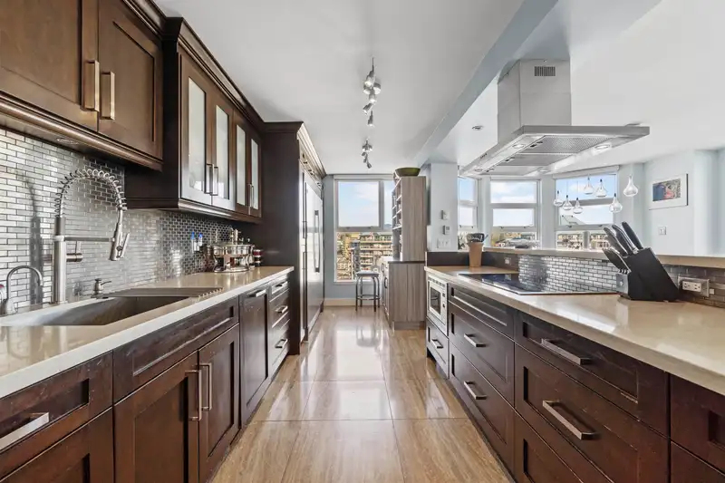 1901 1250 QUAYSIDE DRIVE - photo 2 of 38