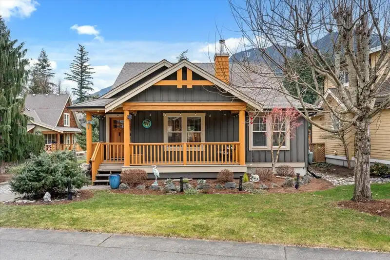 1862 BLACKBERRY LANE - photo 1 of 38