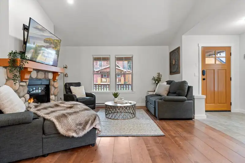 1862 BLACKBERRY LANE - photo 4 of 38