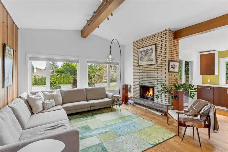 879 52A STREET - photo 1 of 29