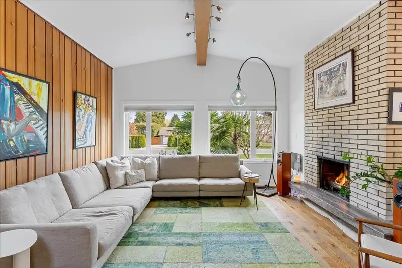 879 52A STREET - photo 3 of 29