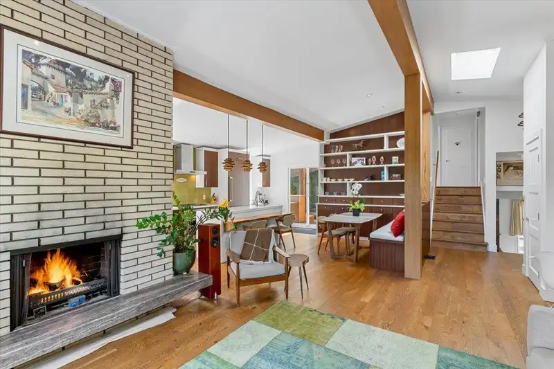 879 52A STREET - photo 4 of 29