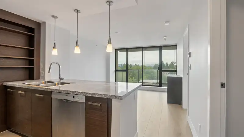 806 2959 GLEN DRIVE - photo 2 of 23