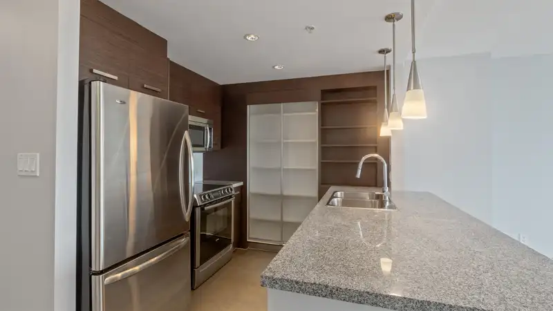 806 2959 GLEN DRIVE - photo 3 of 23