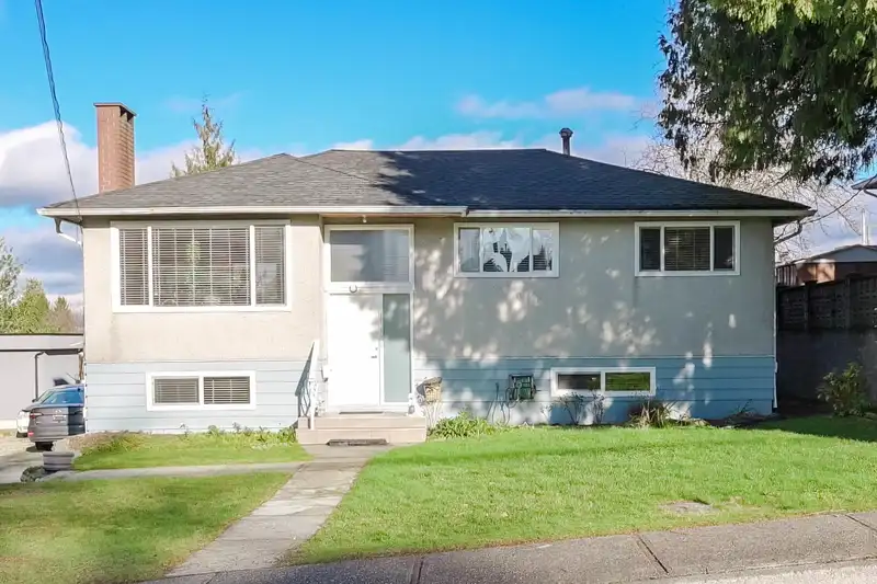 11181 90 AVENUE - photo 1 of 36