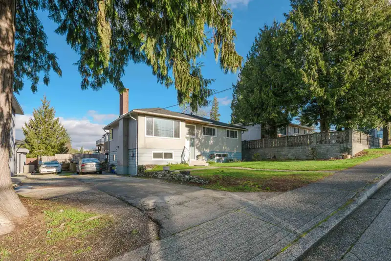 11181 90 AVENUE - photo 2 of 36