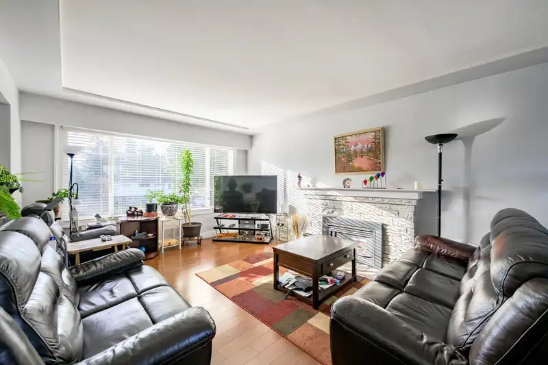 11181 90 AVENUE - photo 4 of 36