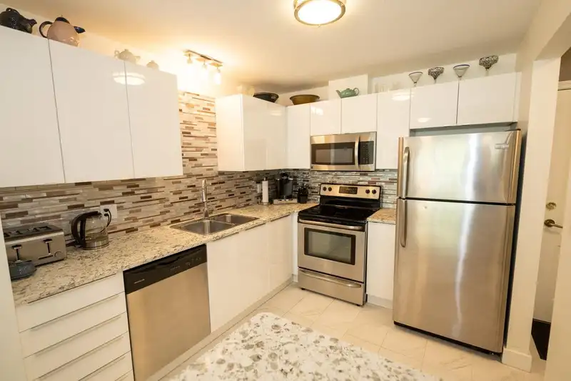 202 2551 PARKVIEW LANE - photo 1 of 28