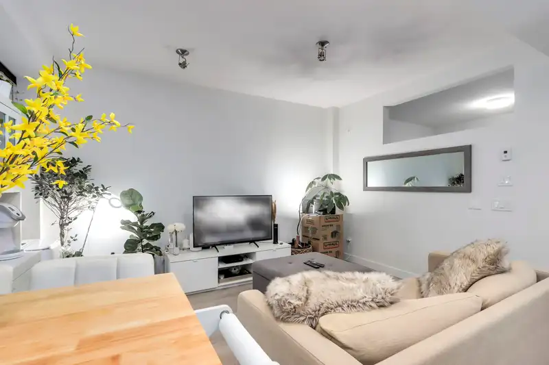 216 723 W 3RD STREET - photo 3 of 23