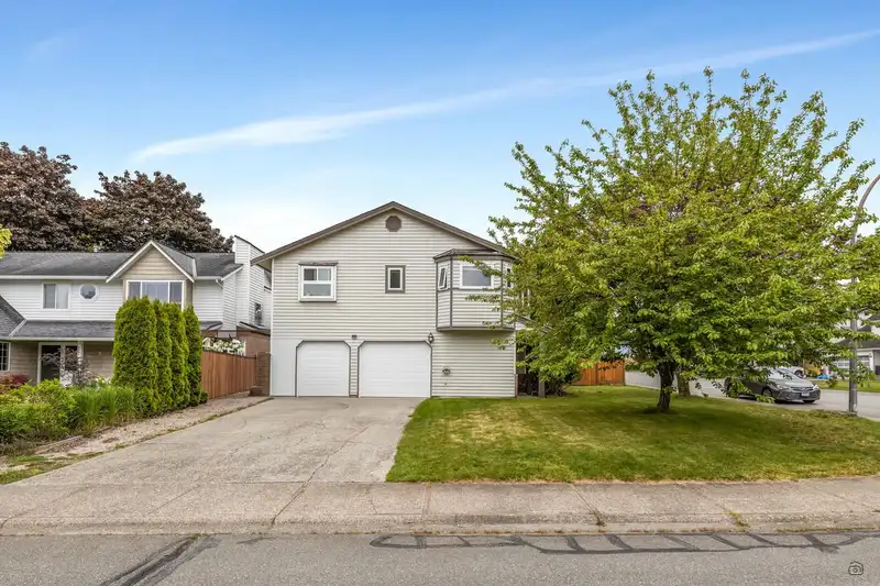 20981 93A AVENUE - photo 3 of 34