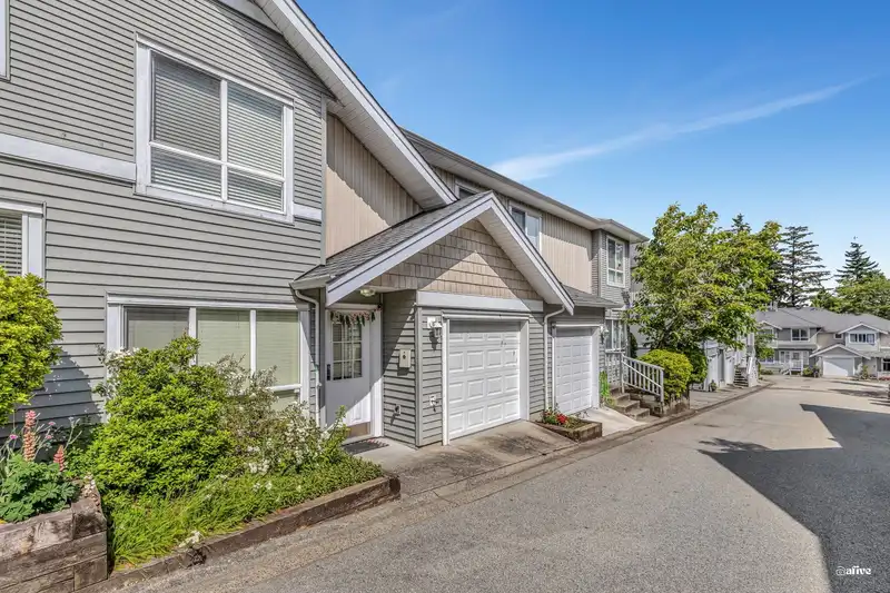 10 12128 68 AVENUE - photo 2 of 14