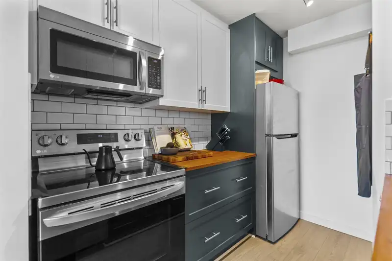 1003 6689 WILLINGDON AVENUE - photo 1 of 20