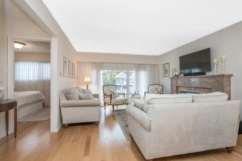 5262 CLARENDON STREET - photo 4 of 34