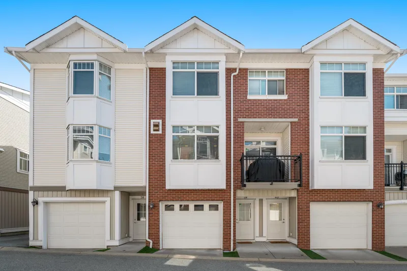 39 19551 66 AVENUE - photo 1 of 25