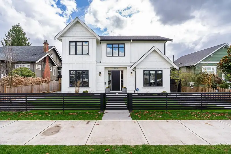 1024 LONDON STREET - photo 1 of 40