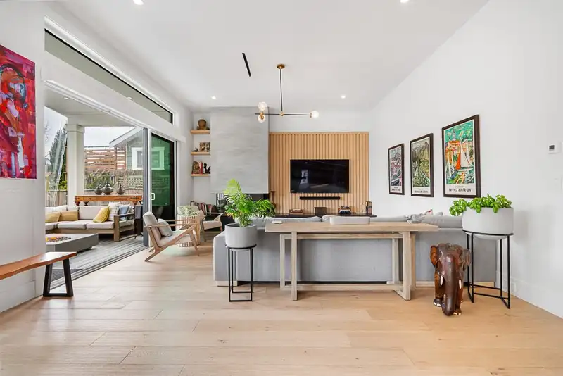 1024 LONDON STREET - photo 3 of 40