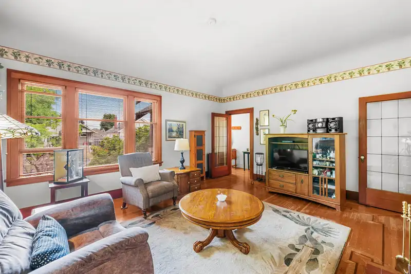 818 LONDON STREET - photo 4 of 34