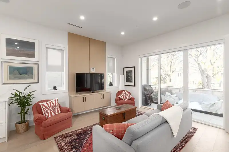 650 E 10TH AVENUE - photo 3 of 28