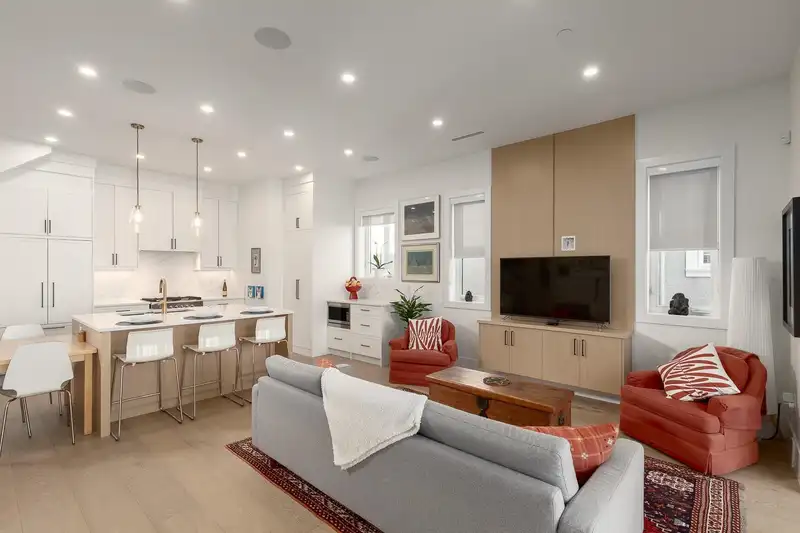 650 E 10TH AVENUE - photo 4 of 28