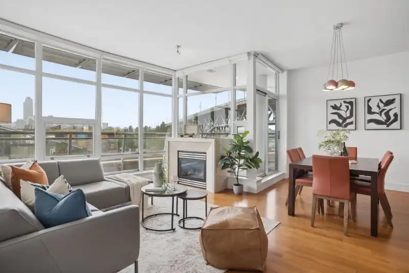 802 628 KINGHORNE MEWS - photo 1 of 39