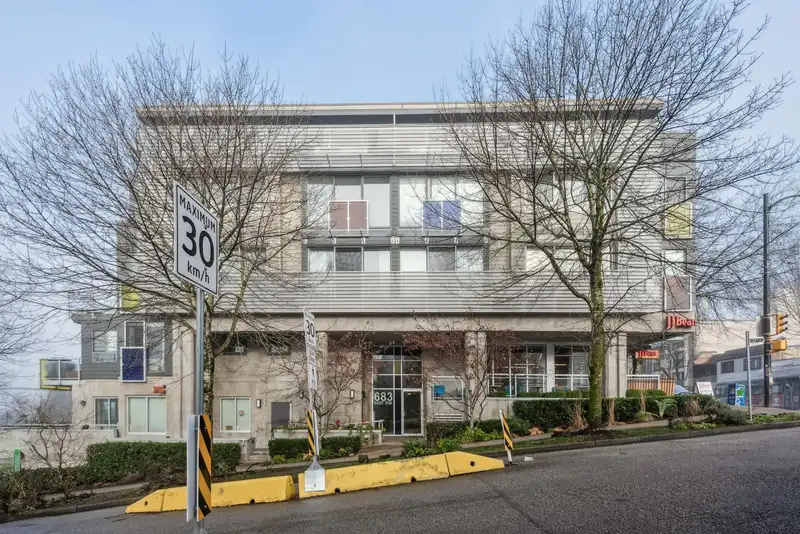 206 683 E 27TH AVENUE - photo 1 of 18