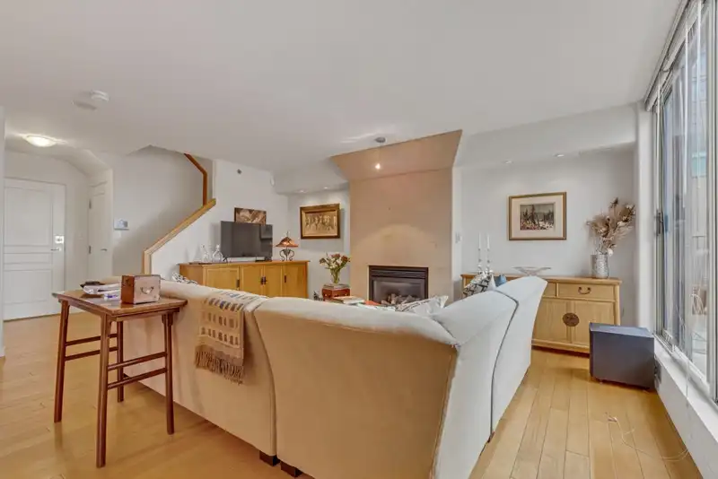 1404 819 HAMILTON STREET - photo 4 of 32