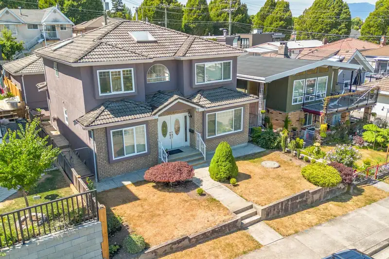 4955 INVERNESS STREET - photo 2 of 40