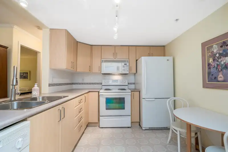 303 15325 17 AVENUE - photo 3 of 25