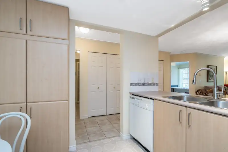 303 15325 17 AVENUE - photo 4 of 25