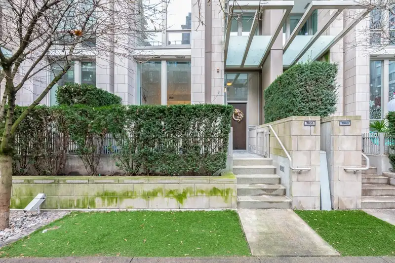 1051 RICHARDS STREET - photo 2 of 36
