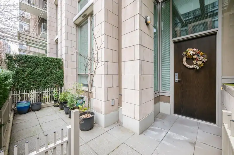 1051 RICHARDS STREET - photo 3 of 36