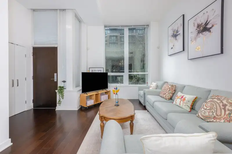 1051 RICHARDS STREET - photo 4 of 36