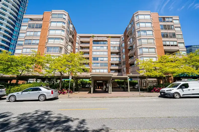 900 15111 RUSSELL AVENUE - photo 1 of 35
