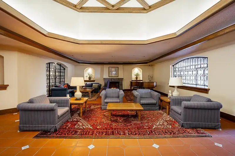 900 15111 RUSSELL AVENUE - photo 2 of 35