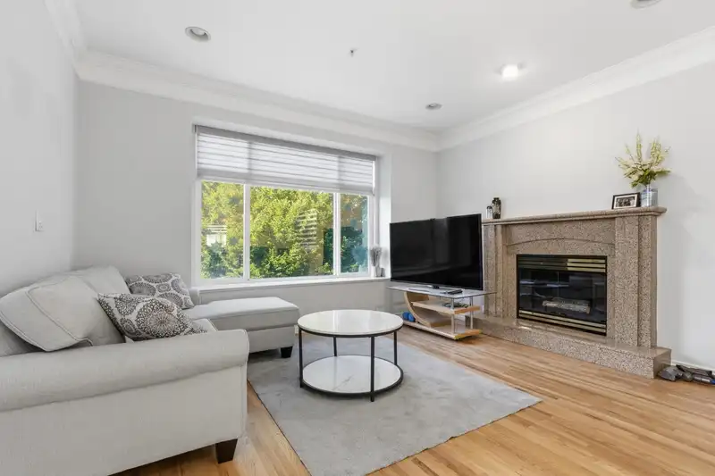 3186 E 18TH AVENUE - photo 4 of 27