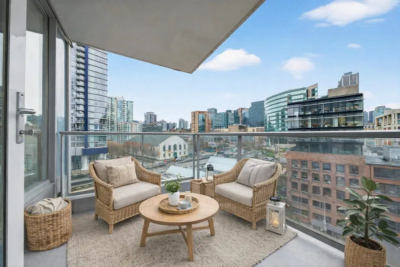 1102 188 KEEFER PLACE - photo 4 of 25