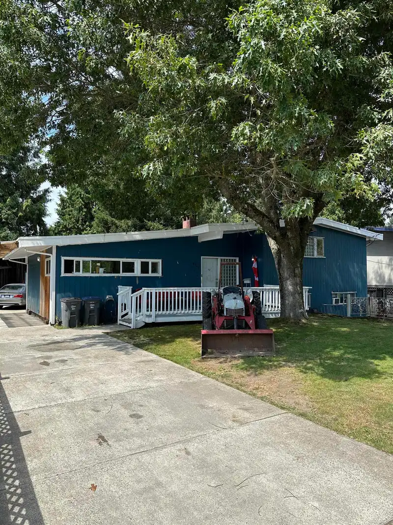 10939 146 STREET - photo 1 of 4