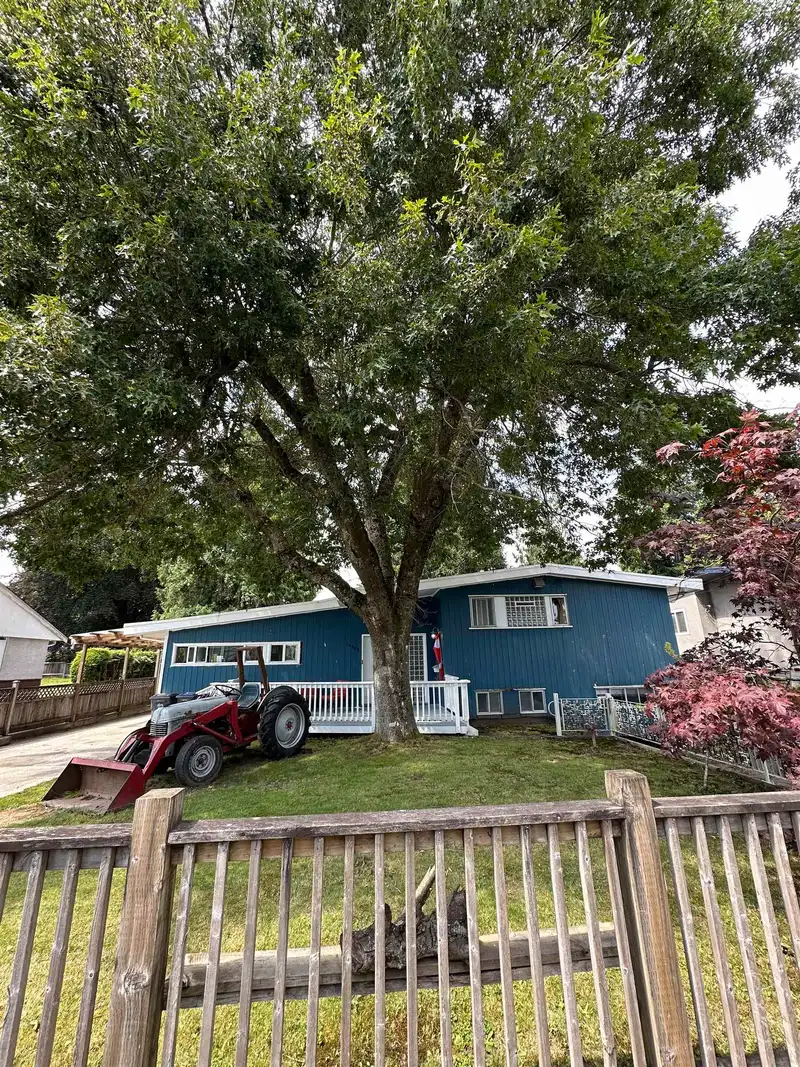10939 146 STREET - photo 2 of 4